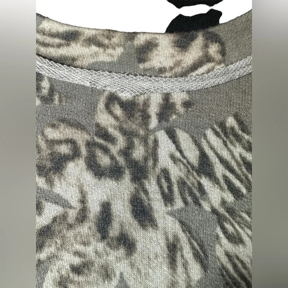 Ces Femme Gray Multi Floral Cheetah Print Top with Ruffle Detail size Large - Picture 3 of 5